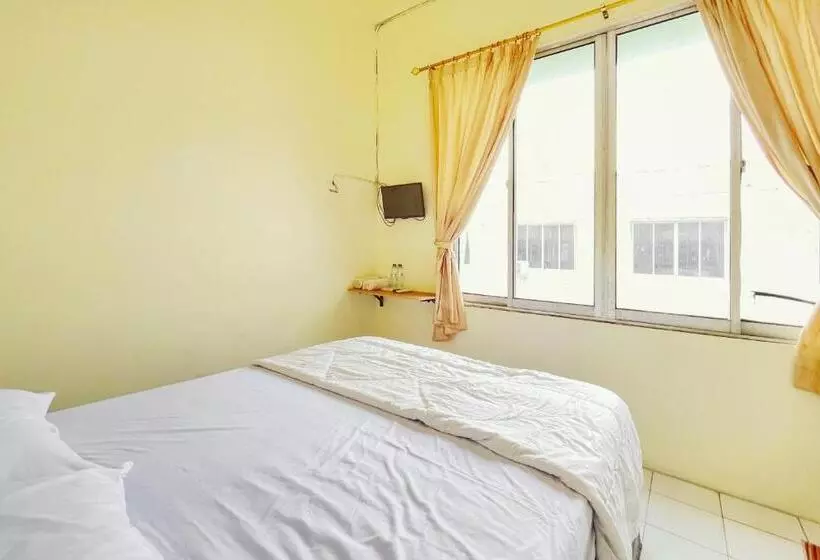 Hotelli Reddoorz Near Soekarno Hatta Airport 3