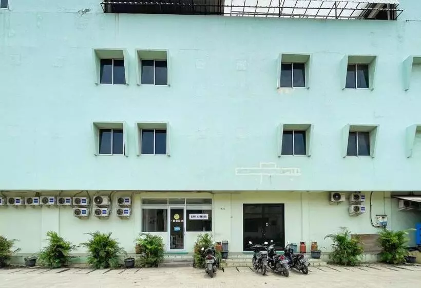 Hotelli Reddoorz Near Soekarno Hatta Airport 3