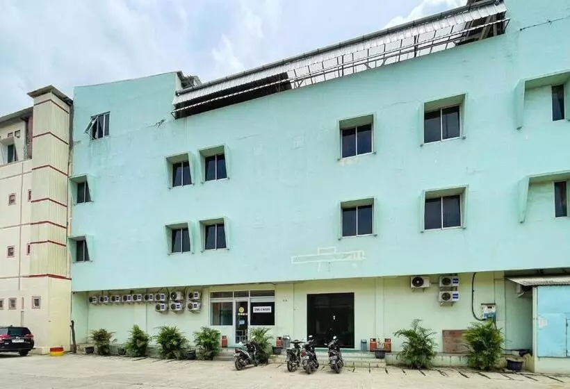 Hotelli Reddoorz Near Soekarno Hatta Airport 3