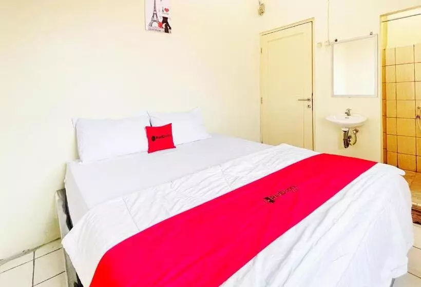 Hotelli Reddoorz Near Soekarno Hatta Airport 3