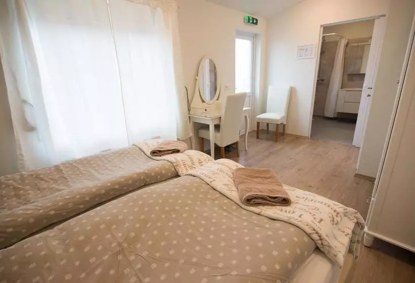 تختخواب و صبحانه Guesthouse Grund