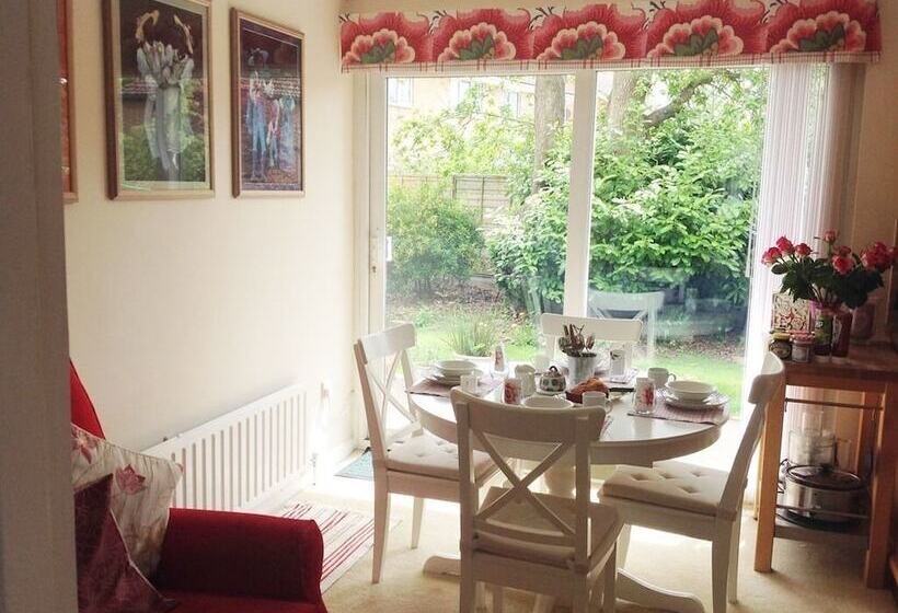 ベッドアンドブレックファースト Oak Tree House