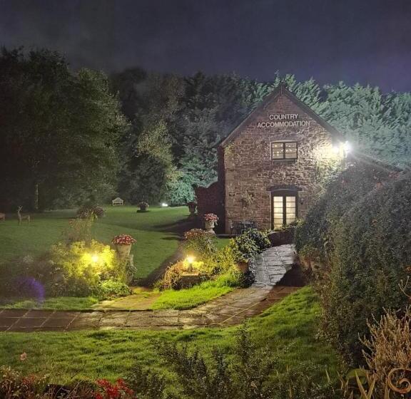 فندق The Greyhound Inn And