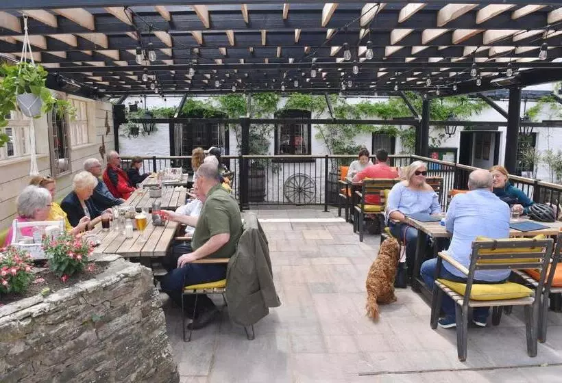 Hotelli The Greyhound Inn And