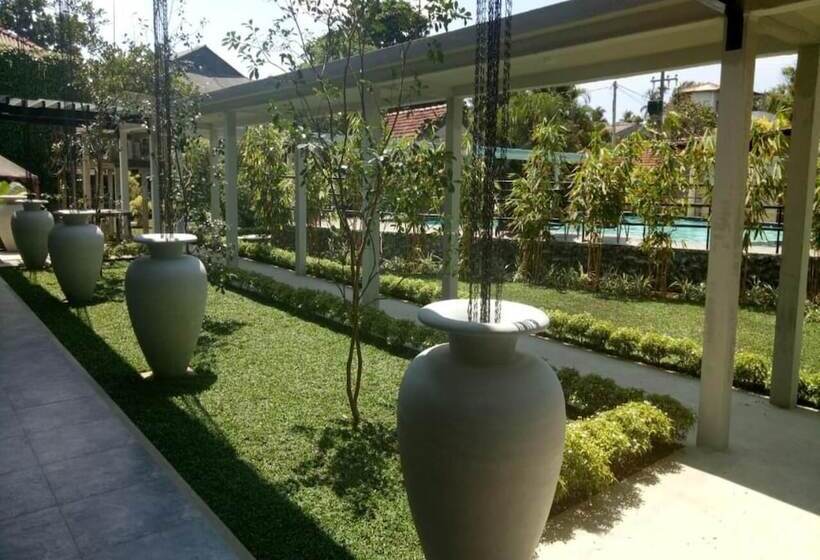 Garden Beach Hotel Kalutara