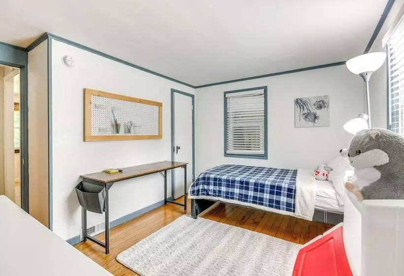 3 Mi To Dtwn Syracuse: Home W/ Fenced Yard!