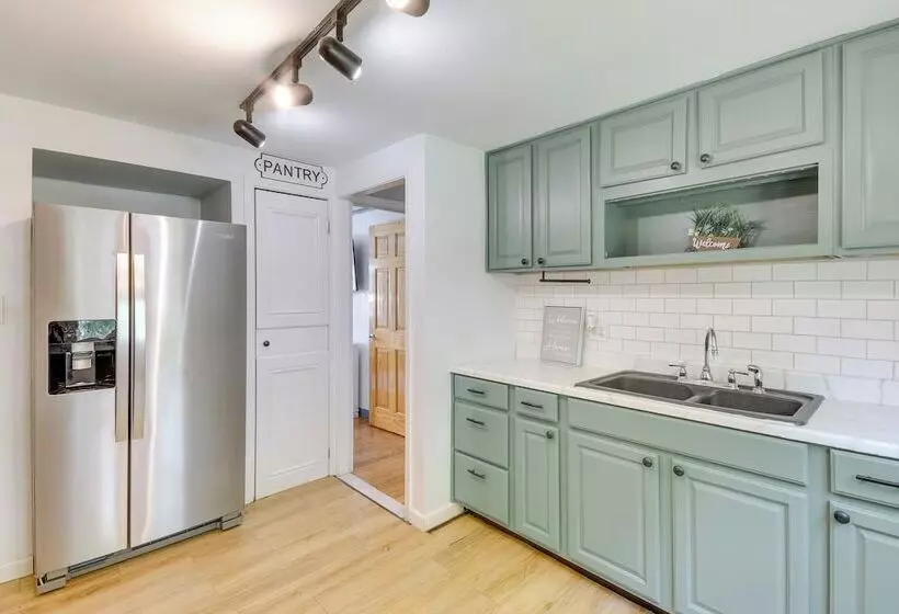 3 Mi To Dtwn Syracuse: Home W/ Fenced Yard!