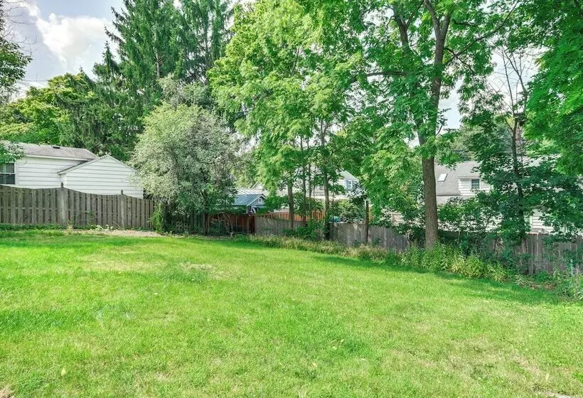 3 Mi To Dtwn Syracuse: Home W/ Fenced Yard!