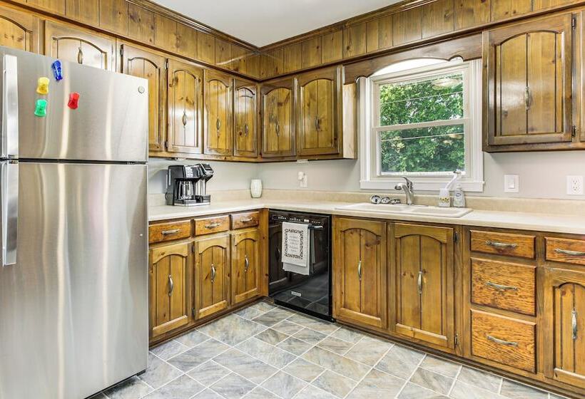 Florence Family Home W/ Dog Friendly Yard