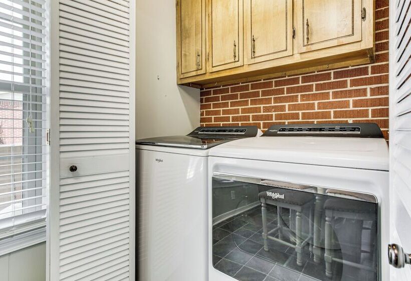 Florence Family Home W/ Dog Friendly Yard