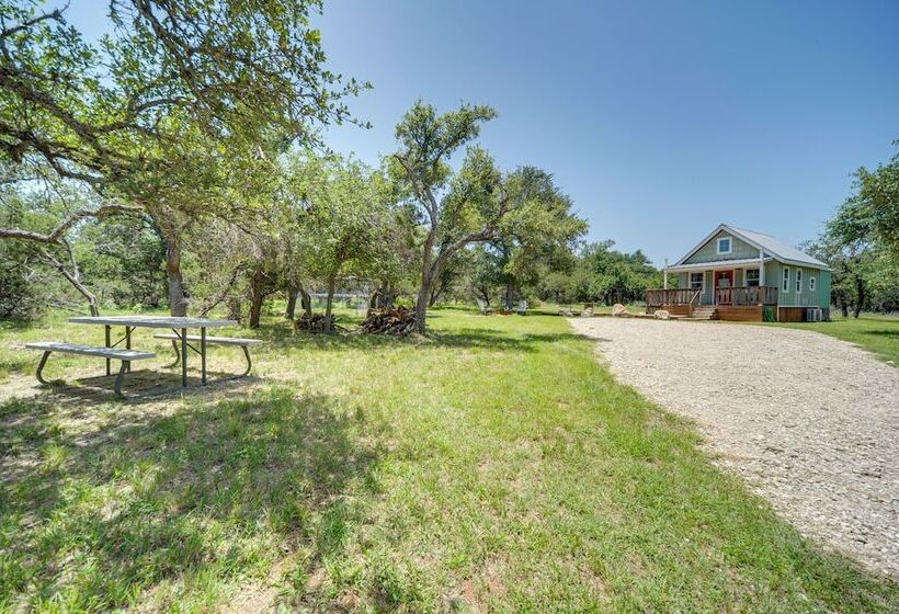 Serene Hill Country Cabin W/ Deck Near Wineries!