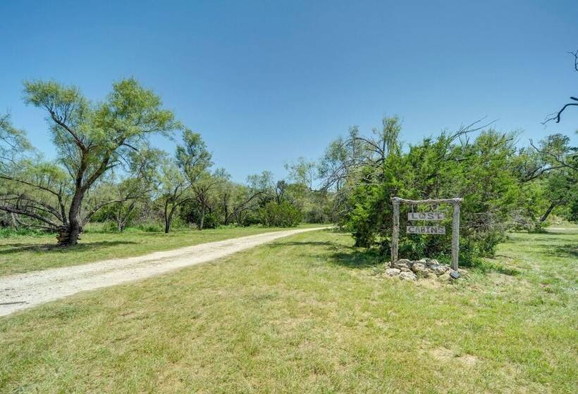 Serene Hill Country Cabin W/ Deck Near Wineries!