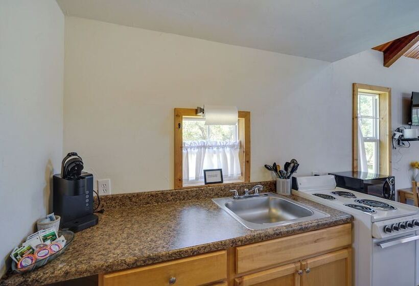 Serene Hill Country Cabin W/ Deck Near Wineries!