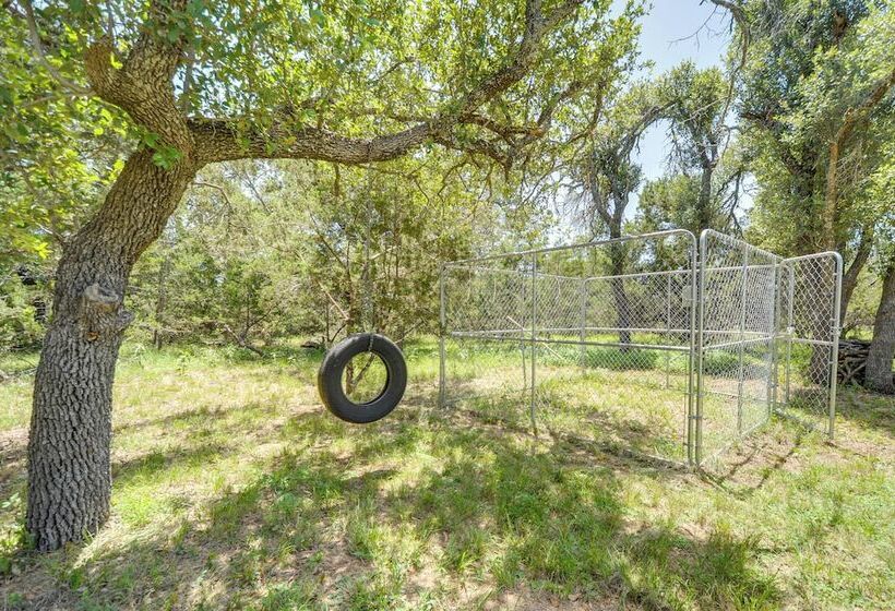 Serene Hill Country Cabin W/ Deck Near Wineries!