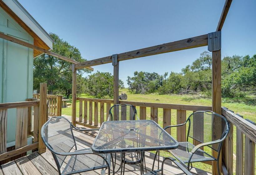 Serene Hill Country Cabin W/ Deck Near Wineries!