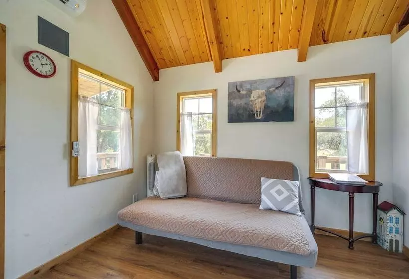 Serene Hill Country Cabin W/ Deck Near Wineries!