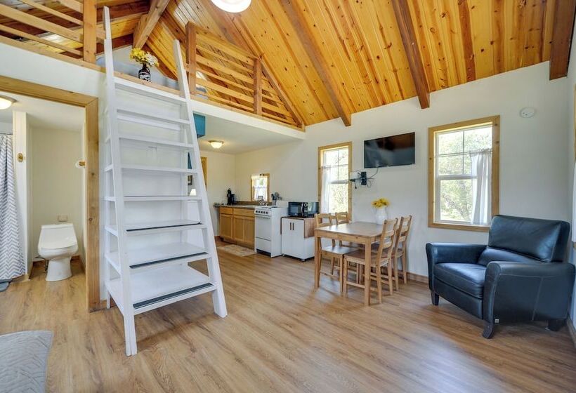 Serene Hill Country Cabin W/ Deck Near Wineries!