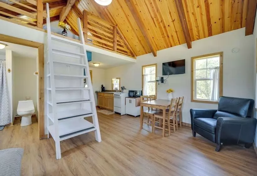 Serene Hill Country Cabin W/ Deck Near Wineries!