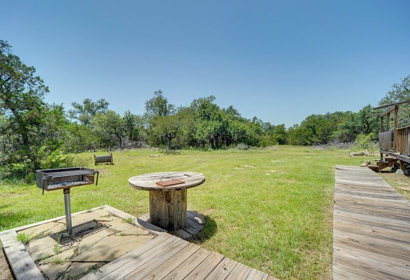 Serene Hill Country Cabin W/ Deck Near Wineries!
