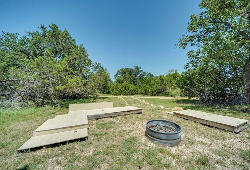 Serene Hill Country Cabin W/ Deck Near Wineries!