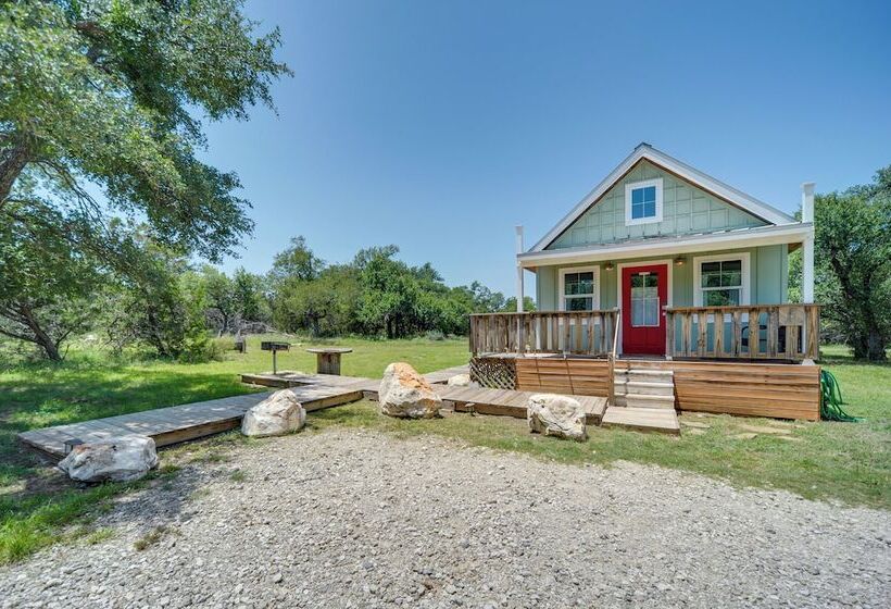 Serene Hill Country Cabin W/ Deck Near Wineries!
