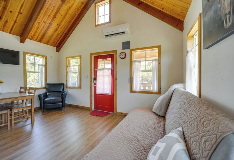 Serene Hill Country Cabin W/ Deck Near Wineries!