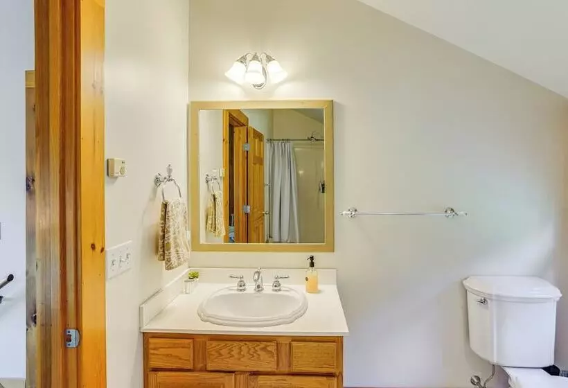 Spacious Wilmington Cabin: Walk To Lake