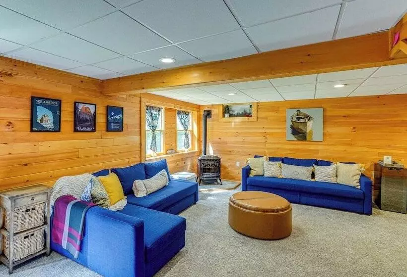 Spacious Wilmington Cabin: Walk To Lake