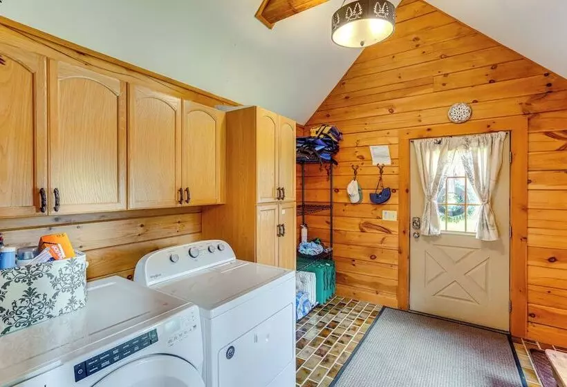 Spacious Wilmington Cabin: Walk To Lake