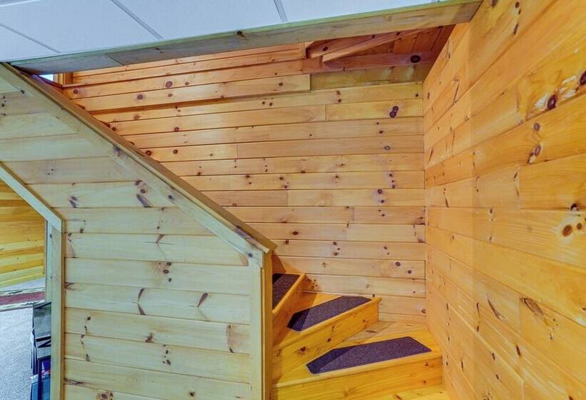 Spacious Wilmington Cabin: Walk To Lake