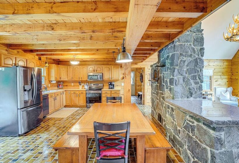 Spacious Wilmington Cabin: Walk To Lake