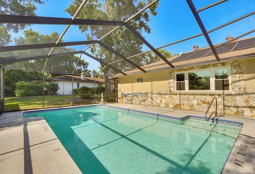 5 Mi To Weeki Wachee: Spring Hill Home W/ Lanai