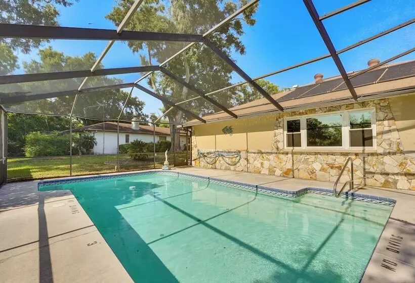 5 Mi To Weeki Wachee: Spring Hill Home W/ Lanai