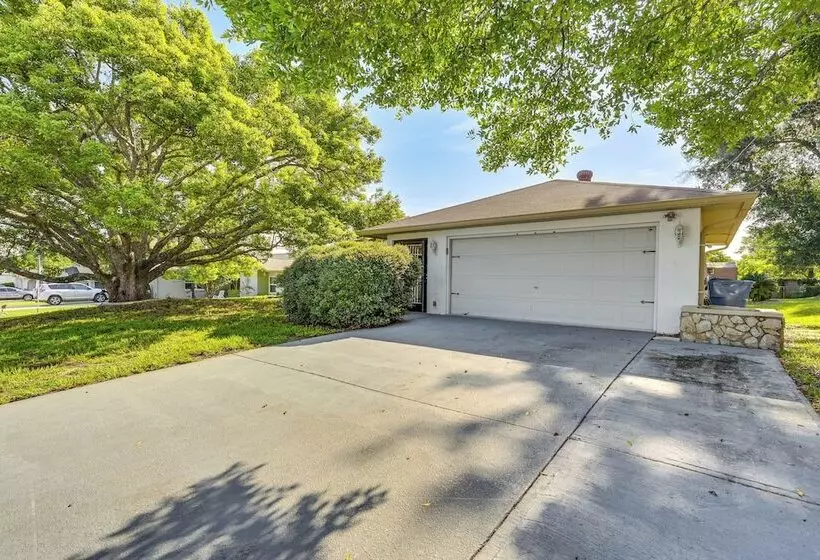 5 Mi To Weeki Wachee: Spring Hill Home W/ Lanai