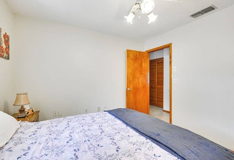 5 Mi To Weeki Wachee: Spring Hill Home W/ Lanai