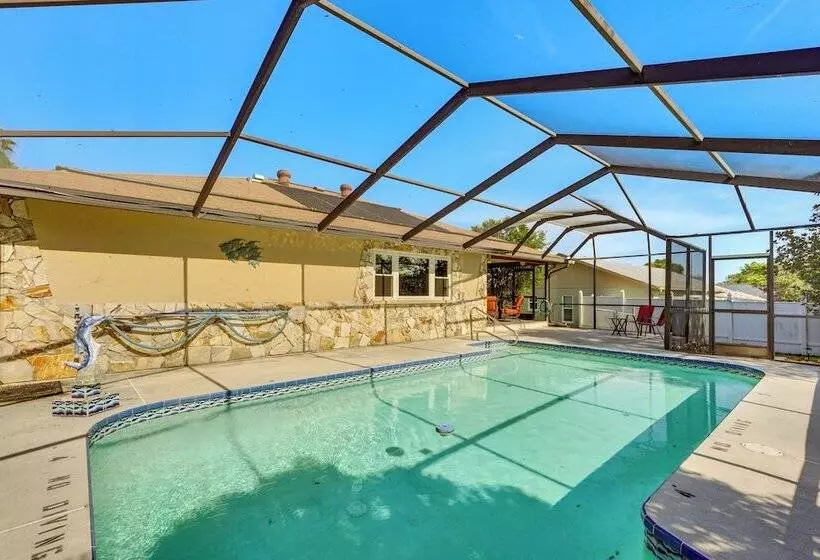 5 Mi To Weeki Wachee: Spring Hill Home W/ Lanai