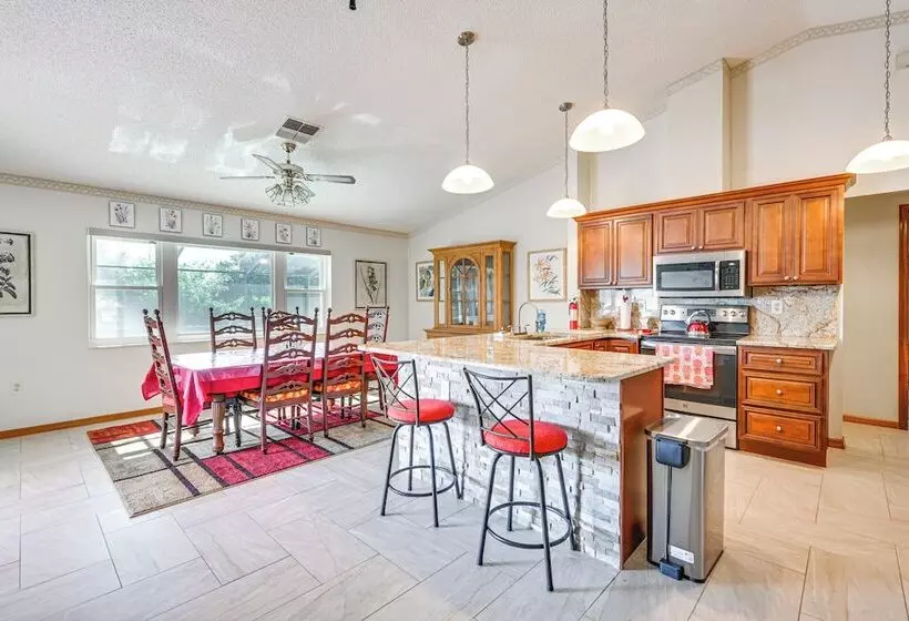 5 Mi To Weeki Wachee: Spring Hill Home W/ Lanai
