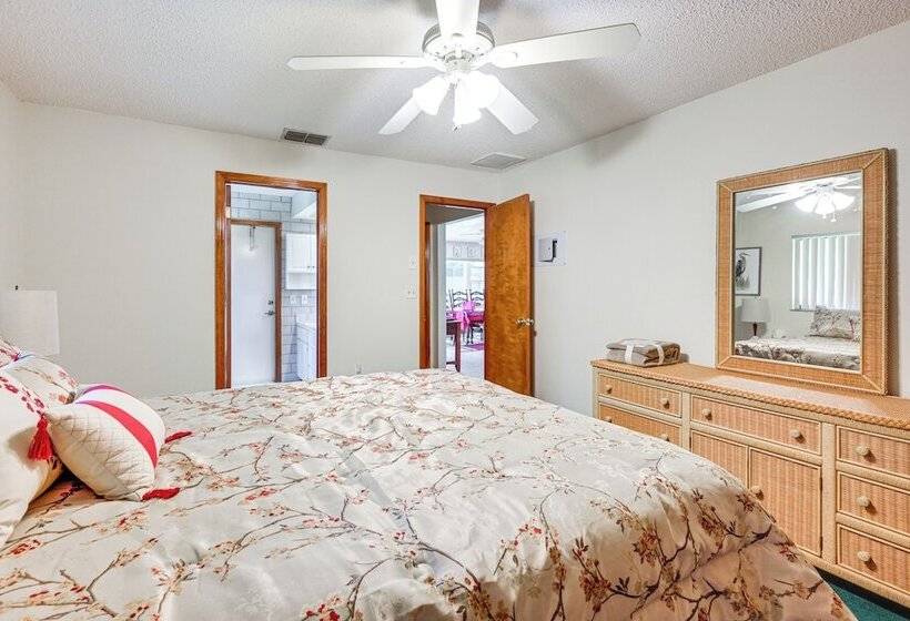 5 Mi To Weeki Wachee: Spring Hill Home W/ Lanai