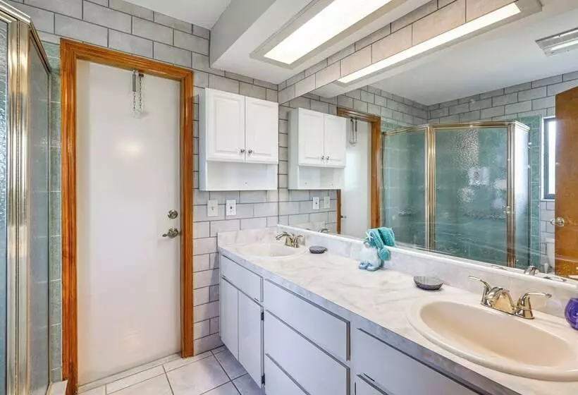 5 Mi To Weeki Wachee: Spring Hill Home W/ Lanai