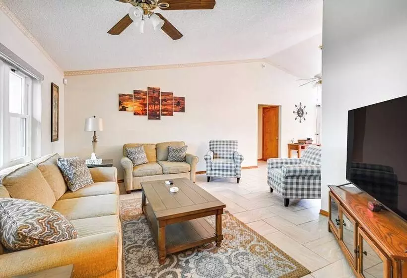 5 Mi To Weeki Wachee: Spring Hill Home W/ Lanai