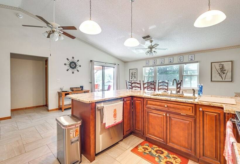 5 Mi To Weeki Wachee: Spring Hill Home W/ Lanai