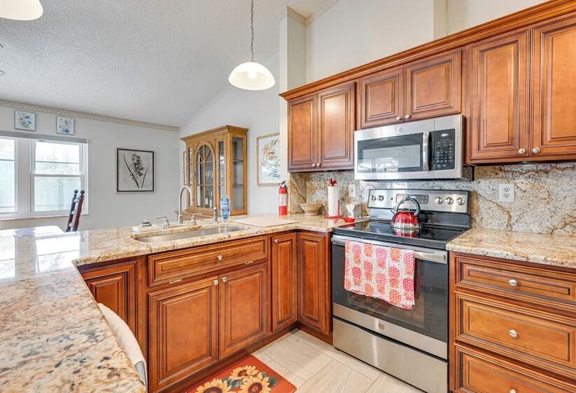 5 Mi To Weeki Wachee: Spring Hill Home W/ Lanai