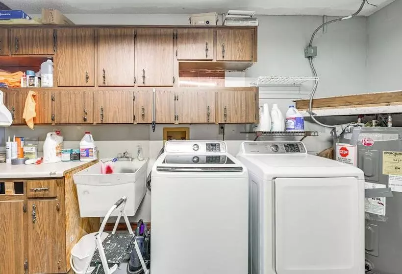 5 Mi To Weeki Wachee: Spring Hill Home W/ Lanai