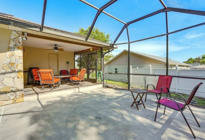 5 Mi To Weeki Wachee: Spring Hill Home W/ Lanai