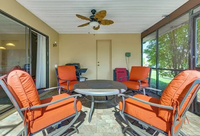 5 Mi To Weeki Wachee: Spring Hill Home W/ Lanai