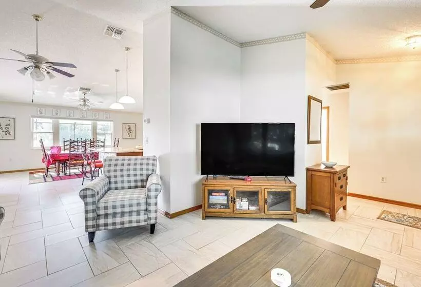 5 Mi To Weeki Wachee: Spring Hill Home W/ Lanai