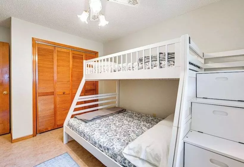 5 Mi To Weeki Wachee: Spring Hill Home W/ Lanai