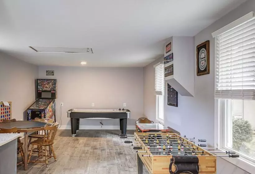 3 Mi To Cedar Point: Sunny Sandusky Home W/ Yard