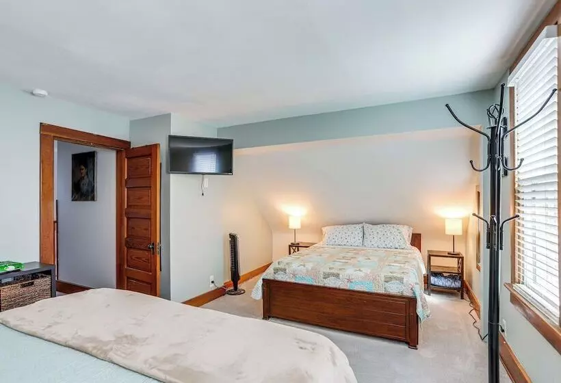 3 Mi To Cedar Point: Sunny Sandusky Home W/ Yard