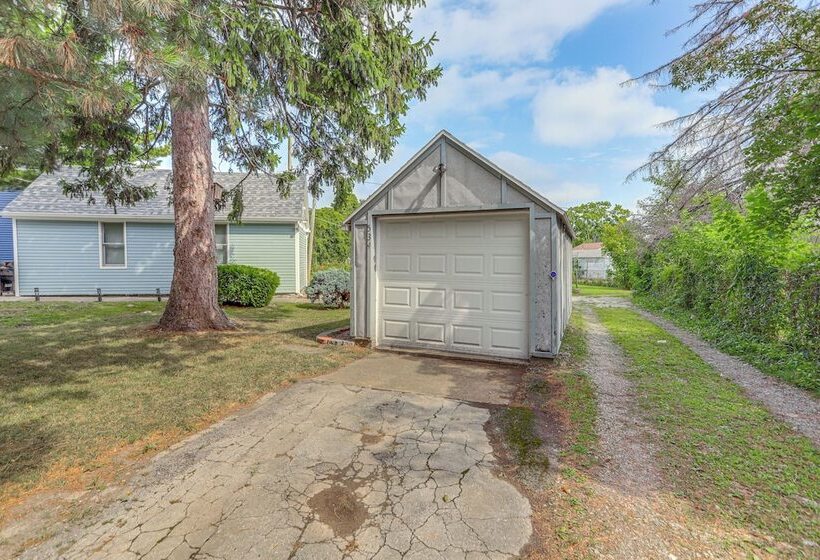 3 Mi To Cedar Point: Sunny Sandusky Home W/ Yard